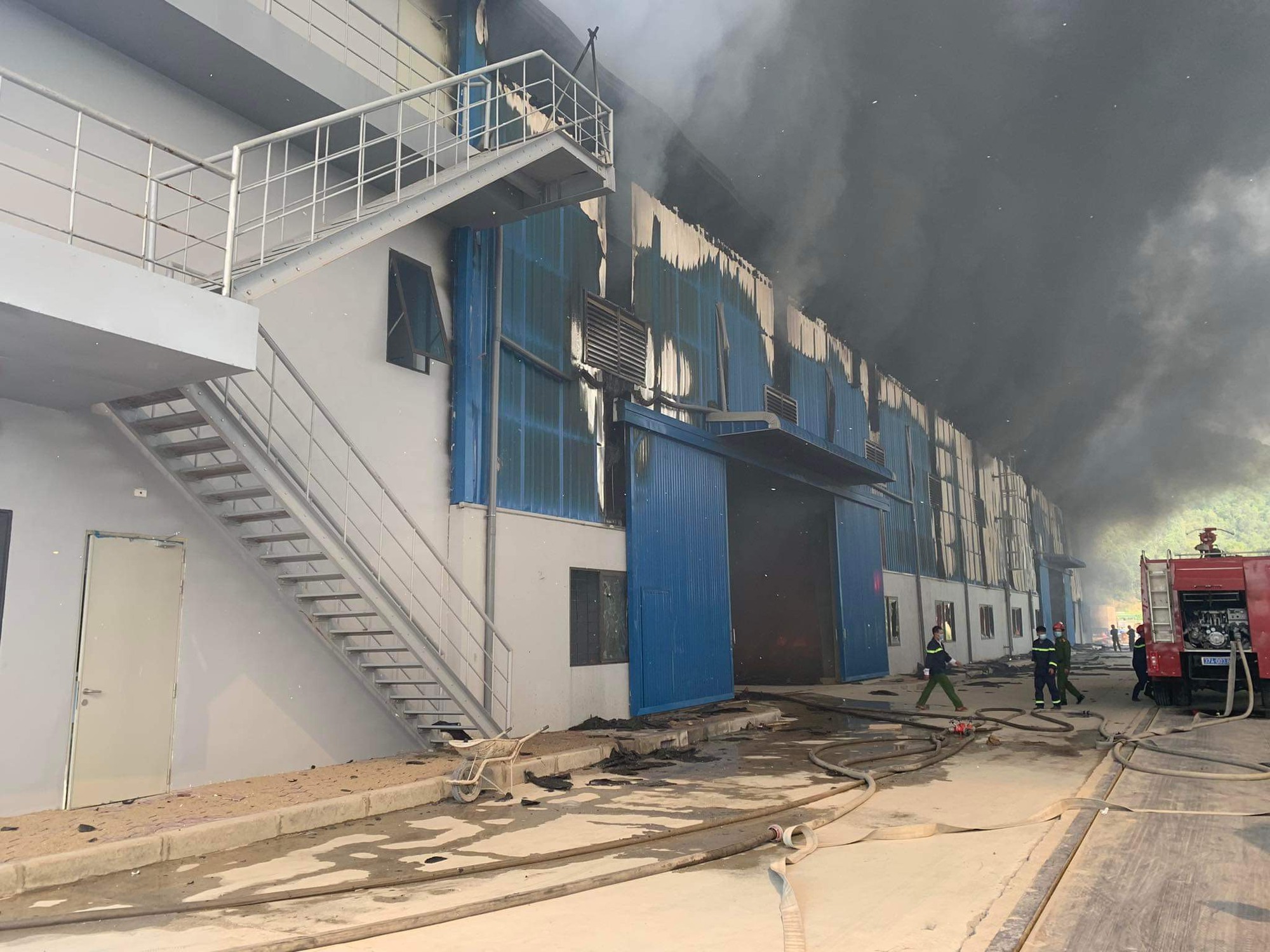Cháy nhà xưởng tại khu công nghiệp ở Nghệ An - Ảnh 2.