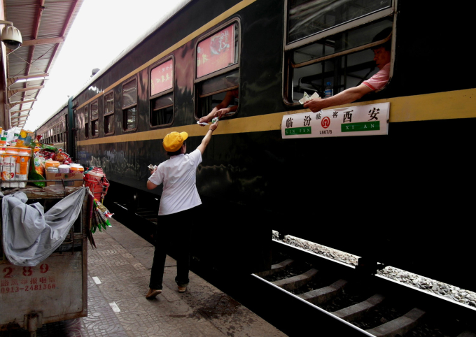 Các chuyến tàu hỏa ở Trung Quốc dần mất đi… thứ mùi đậm đà đặc trưng: Thanh niên hiện đại thấy vui, người thế hệ trước lại hoài niệm - Ảnh 9.