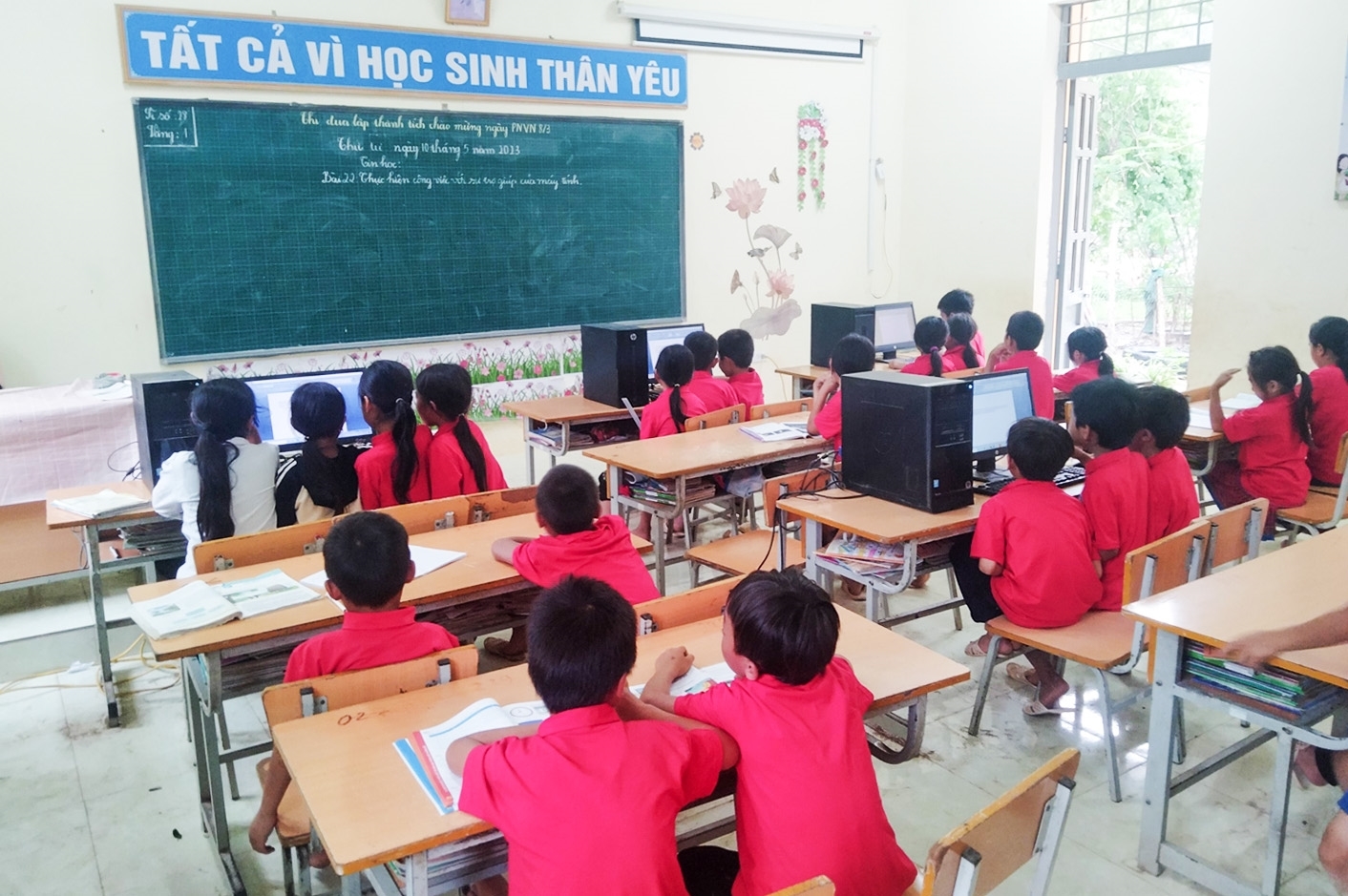Năm học 2022-2023, do thiếu hệ thống máy tính và phòng máy nên các em học sinh Trường Tiểu Học PTDTBT Tiểu học Chung Chải số 2 phải thực hành chung theo từng nhóm