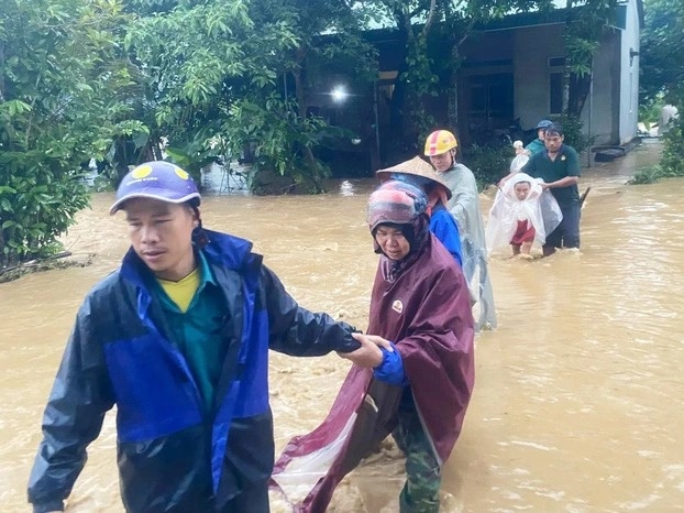 Thiên tai đang ngày càng dị thường hơn - Trong ảnh: di dời người dân đến nơi an toàn ở huyện Con Cuông