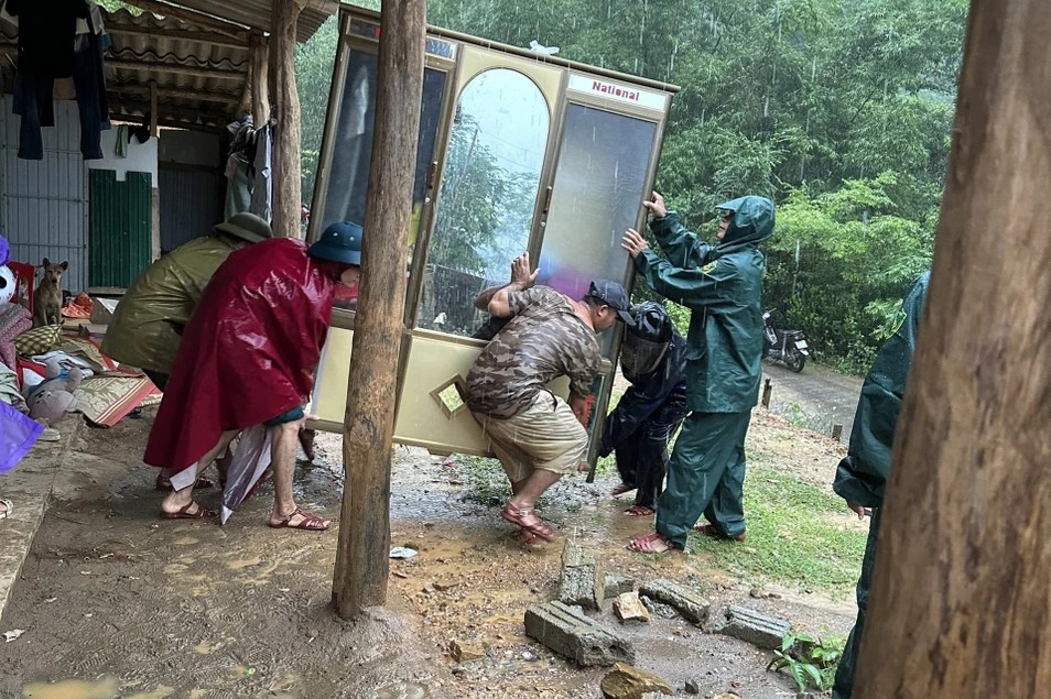 Chính quyền xã Chiêu Lưu, huyện Kỳ Sơn thực hiện ""4 tại chỗ" khi mưa lũ, sạt lở (Trong ảnh: Tập trung di dời tài sản của người dân bản Xiêng Thù khỏi vùng sạt lở)