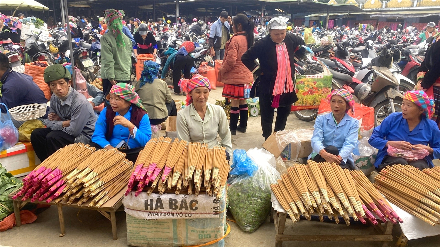 (PHÓNG SỰ ẢNH) Chợ phiên San Thàng - nơi hội tụ sắc màu văn hóa vùng cao Tây Bắc 1