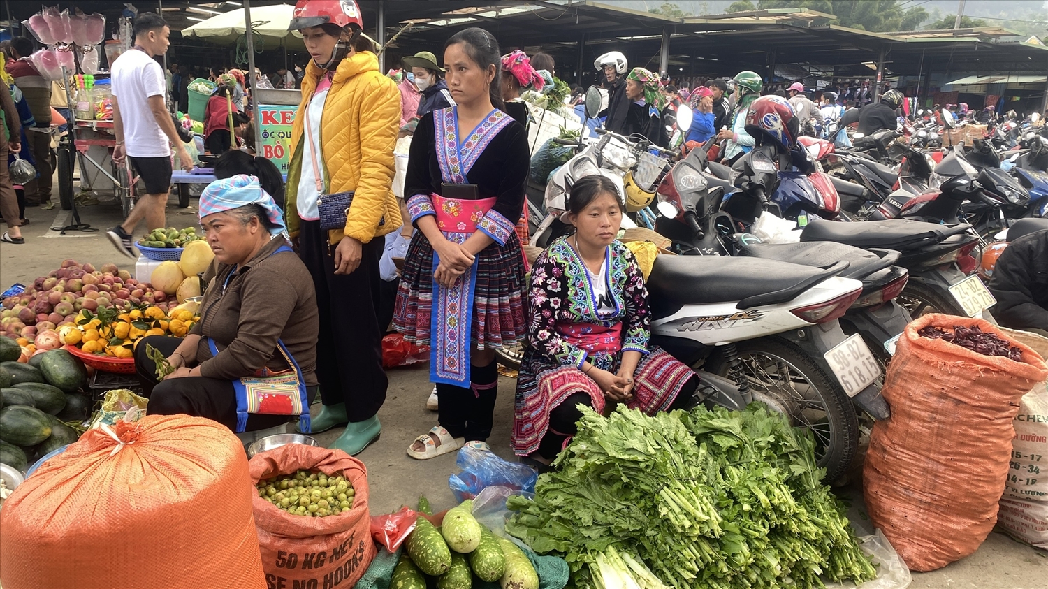 (PHÓNG SỰ ẢNH) Chợ phiên San Thàng - nơi hội tụ sắc màu văn hóa vùng cao Tây Bắc 2