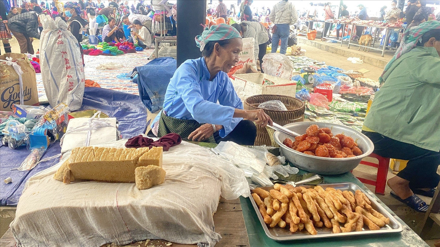 (PHÓNG SỰ ẢNH) Chợ phiên San Thàng - nơi hội tụ sắc màu văn hóa vùng cao Tây Bắc 4
