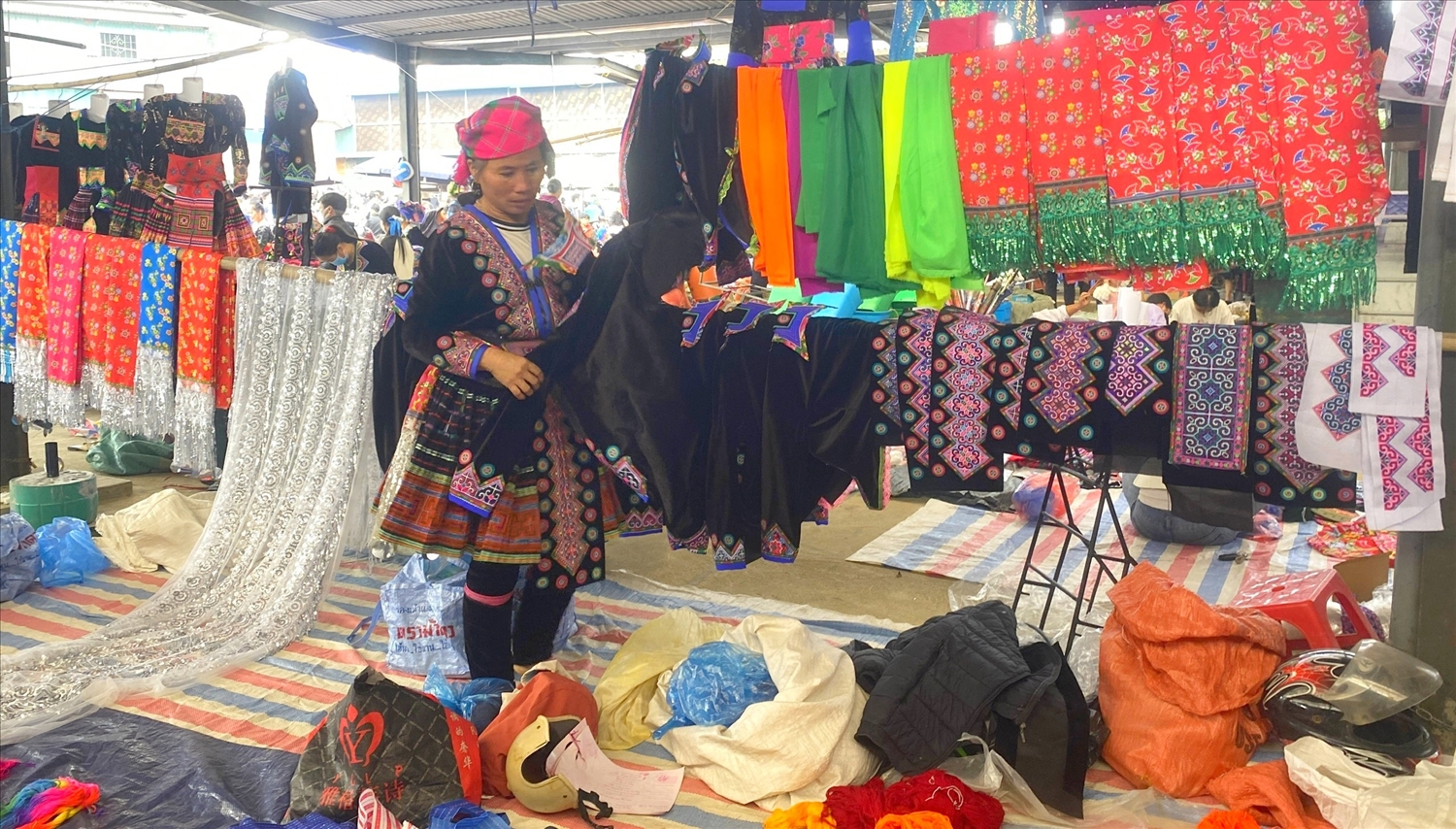 (PHÓNG SỰ ẢNH) Chợ phiên San Thàng - nơi hội tụ sắc màu văn hóa vùng cao Tây Bắc 14