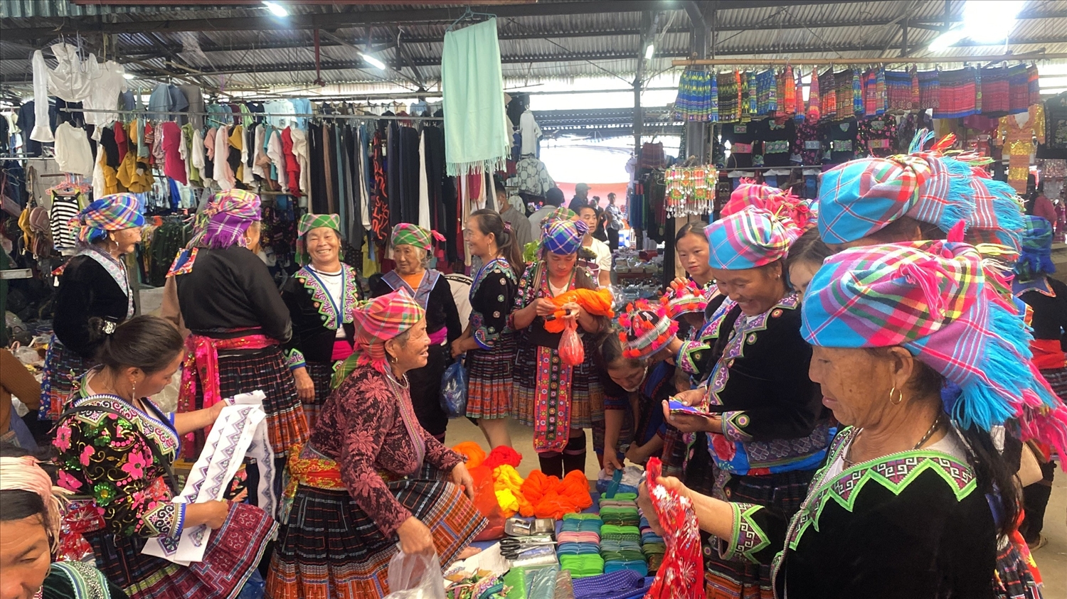 (PHÓNG SỰ ẢNH) Chợ phiên San Thàng - nơi hội tụ sắc màu văn hóa vùng cao Tây Bắc 12