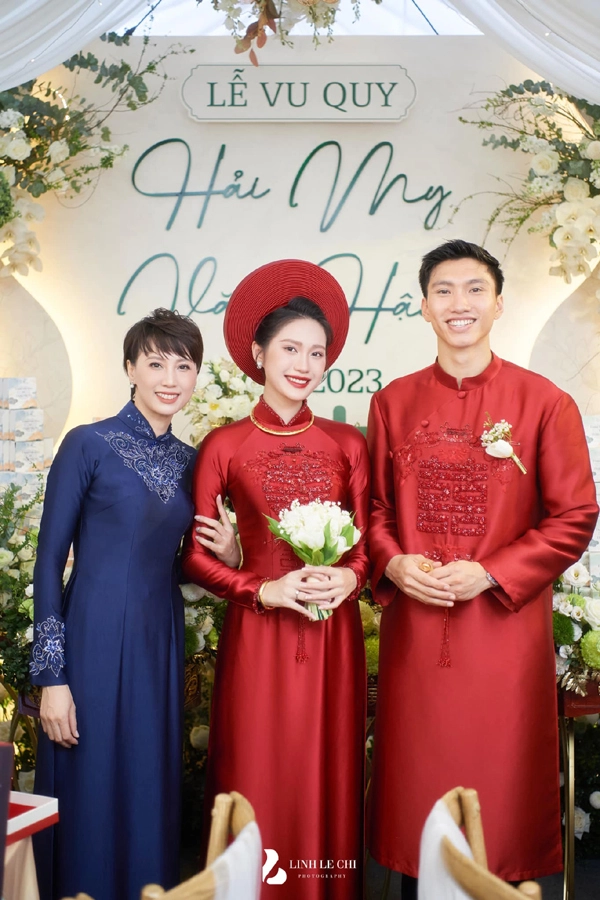 Mẹ vợ Đoàn Văn Hậu khiến CĐM trầm trồ về nhan sắc cực… đỉnh, dự đám cưới như đi sự kiện với túi hiệu 80 triệu đồng - Ảnh 2.
