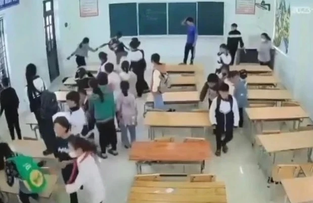 Vụ học sinh ném dép, dồn cô giáo vào góc tường: nên chuyển công tác giáo viên - Ảnh 2.