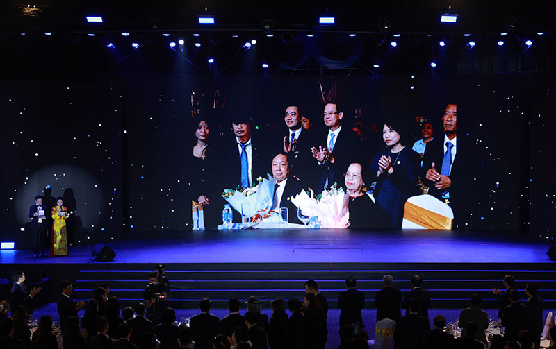 “Đại tiệc” âm thanh và ánh sáng trong lễ kỷ niệm 30 năm thành lập Tập đoàn Tân Á Đại Thành -1