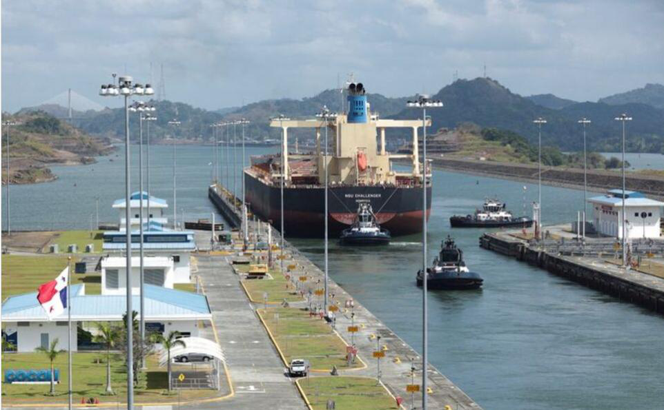 Tàu chở hàng NSU CHALLENGER đi qua kênh đào Panama, ngày 19-4-2023 - Ảnh: REUTERS