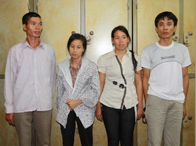 Vợ chồng Phương Văn Huy (bìa trái) và Lâm Thúy Hiên (thứ ba từ trái qua) khi bị bắt. Ảnh: Công an Nhân dân