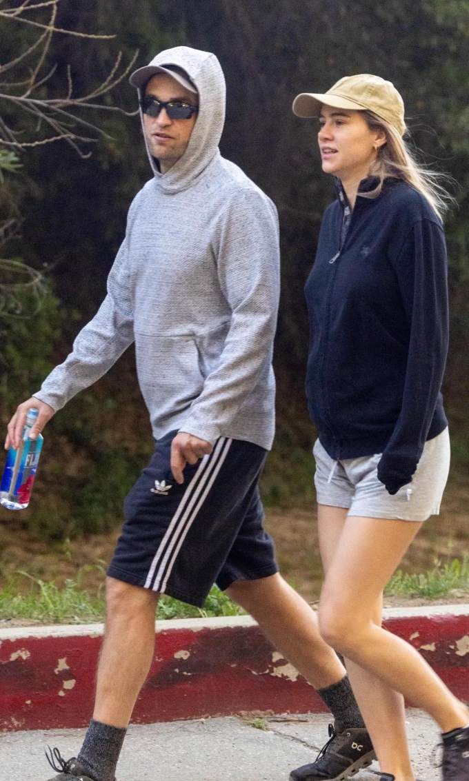 Robert Pattinson và Suki Waterhouse đi dạo hồi đầu tháng 11. Ảnh: Splash News