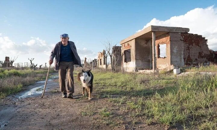 Người cô đơn nhất thế giới 25 năm sống một mình trong thị trấn ma - Ảnh 3.