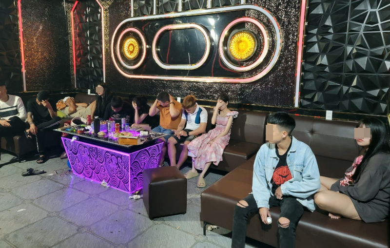 11 nam, nữ phê ma túy trong phòng karaoke của hộ gia đình -0