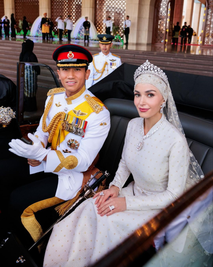 Hoàng tử tỷ đô Brunei thu hút 7 triệu người chỉ qua một ánh mắt nhìn vợ, đám cưới xa hoa tựa cổ tích lọt top tìm kiếm - Ảnh 5.