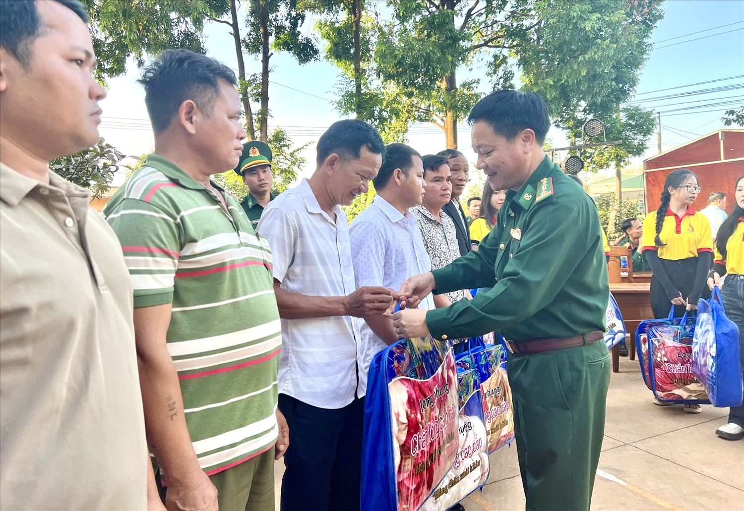 Đại tá Nguyễn Văn Nghị - Phó Chính ủy BĐBP tỉnh Gia Lai trao quà cho các gia đình chính sách