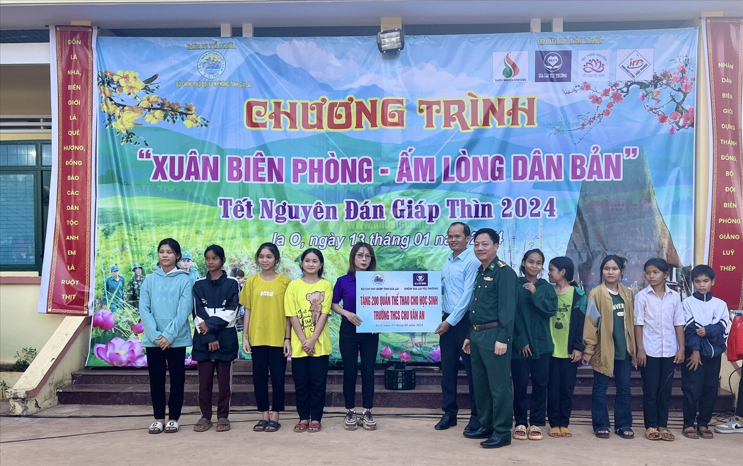 Bộ Chỉ huy BĐBP tỉnh tặng quà cho các em học sinh 2 Trường tiểu học Chu Văn An và Nguyễn Bá Ngọc (huyện Ia Grai)