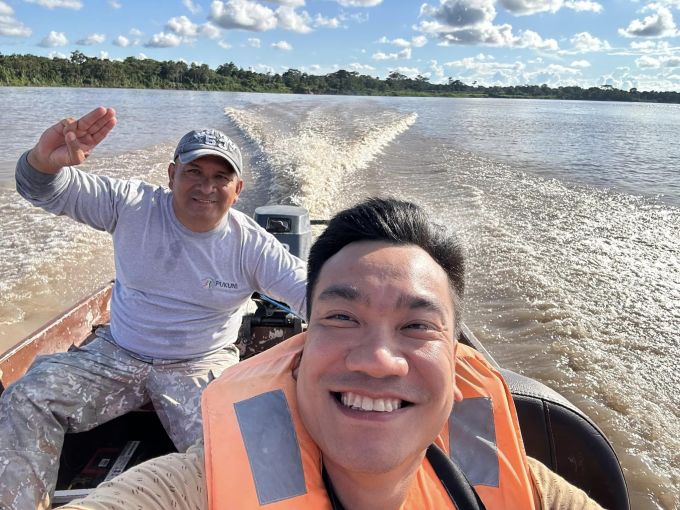 Anh Hiếu chụp cùng George, hướng dẫn viên người Peru khi đang đi xuồng máy trên sông Amazon.