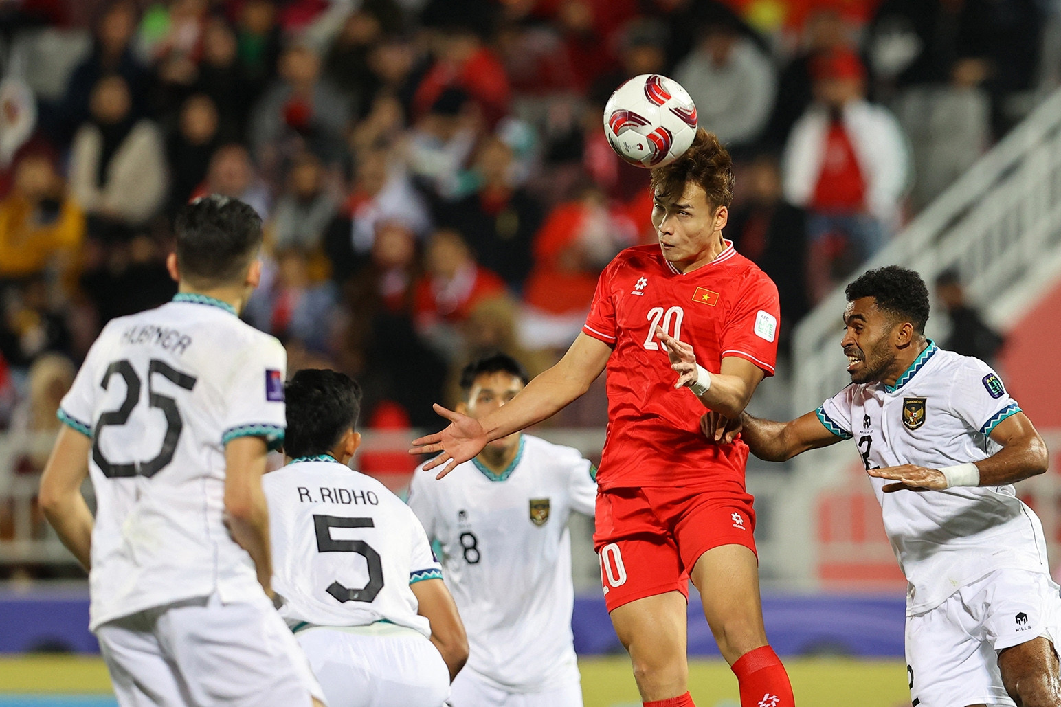 Trung vệ tuyển Việt Nam nói lý do thua Indonesia