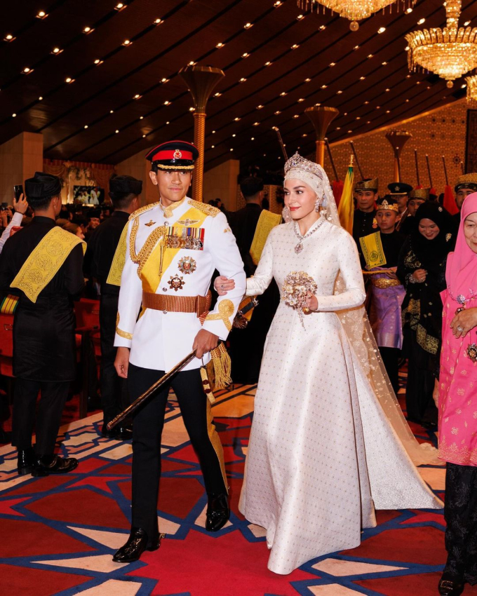 Hoàng tử tỷ đô Brunei thu hút 7 triệu người chỉ qua một ánh mắt nhìn vợ, đám cưới xa hoa tựa cổ tích lọt top tìm kiếm - Ảnh 1.