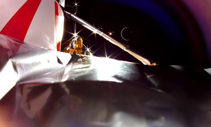 Ảnh chụp của tàu đổ bộ Mặt Trăng Peregrine ngày 18/1 với Trái Đất trông như hình lưỡi liềm được Mặt Trời chiếu sáng. Ảnh: Astrobotic