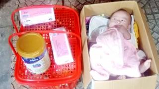 Người thân đến nhận bé gái bị bỏ rơi trong thùng carton