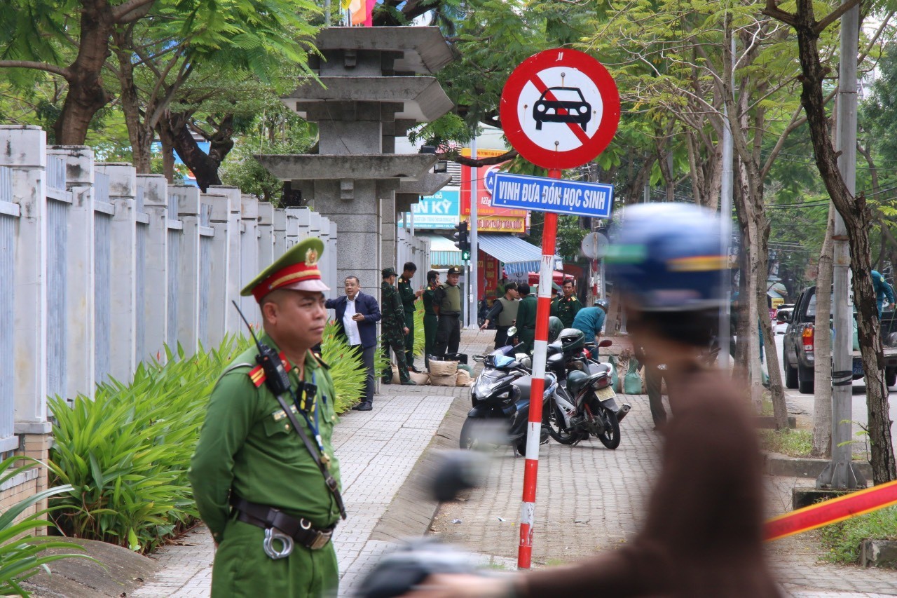 Vật thể lạ trước cổng trường học ở Đà Nẵng là gì?