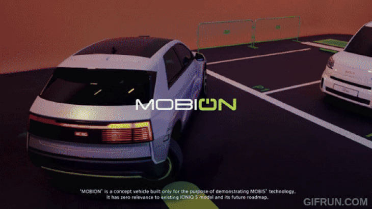 Hyundai Mobion cho phép người lái đỗ xe vuông góc hay song song ở không gian hẹp cực kỳ dễ dàng - Ảnh cắt từ video, nguồn: Hyundai